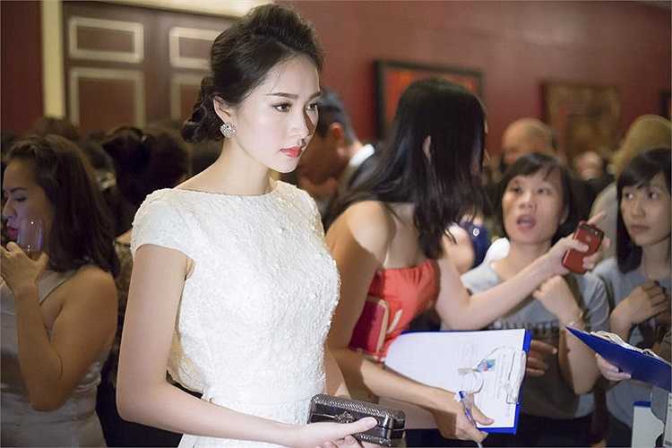 Diện bộ váy màu trắng tinh tế, hoa hậu Thu Thảo thu hút mọi ánh nhìn khi xuất hiện.