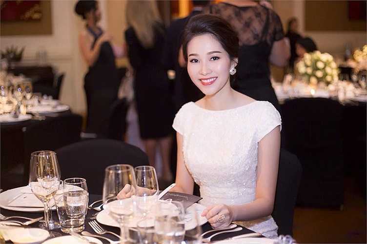 Nhan sắc thanh xuân tràn sức sống của Thu Thảo.