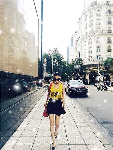 Trà Ngọc Hằng trẻ trung xuống phố.