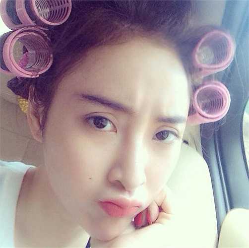 Angela Phương Trinh phụng phịu cả khi ngồi làm đẹp.