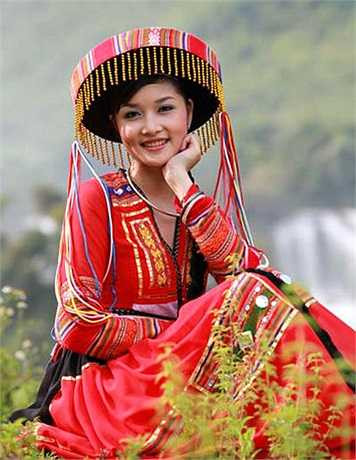 'Nhưng chị Hồng nói rằng, cuộc thi đang diễn ra rồi. Một là tôi phải theo chương trình hoạt động cùng các thí sinh đến hết tháng 6 ở Hội An. Hai là tôi phải viết đơn từ bỏ vương miện, danh hiệu để người khác lên làm thay'.