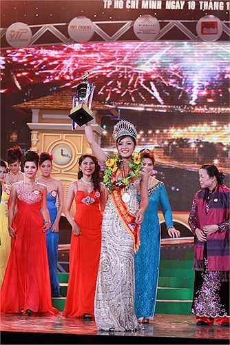 'Chắc chị Hồng chỉ muốn gây sức ép để tôi làm việc thôi. Nhưng sau khi suy nghĩ tôi quyết định gửi lá đơn viết tay lên ban tổ chức xin trả lại danh hiệu'.