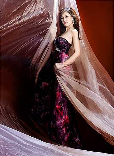 Dư luận cũng đang đợi những giải thích rõ ràng từ bà Kim Hồng về những ý kiến của hoa hậu Triệu Thị Hà về chuyện chèn ép và thù lao chưa thoả đáng này.