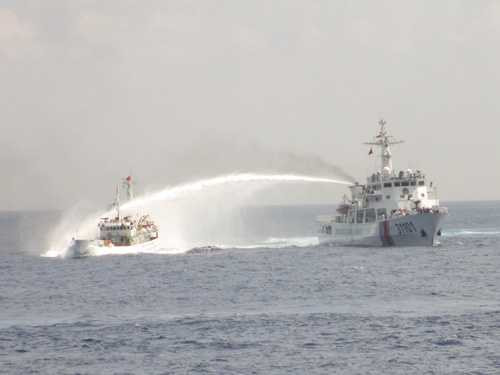 Một tàu kiểm ngư của Việt Nam bị tàu Trung Quốc tấn công