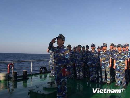 Tại vùng biển Hoàng Sa, nghi thức chào cờ Tổ quốc càng trở nên đặc biệt thiêng liêng.