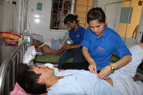 5 ngày điều trị tại bệnh viện Đa khoa Hà Tĩnh, các công nhân người Trung Quốc được tình nguyện viên chăm sóc tận tình. Ảnh: Nguyễn Hải.