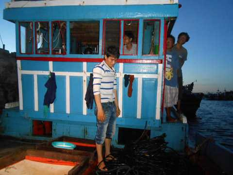 Tàu cá QNg 96011TS cùng 14 ngư dân trở về trong tình trạng thương tích đầy thân, toàn bộ 3 bành dây hơi trên tàu bị chặt phá, cửa kính ca bin lái bị đập phá tan nát.