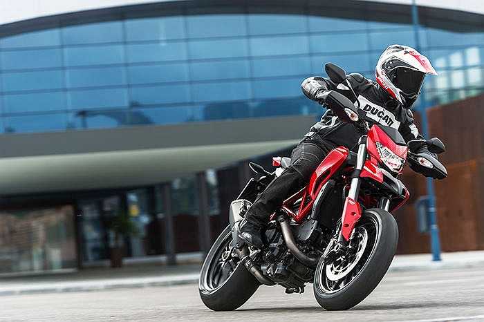 Được mệnh danh là chiến binh đường phố, Ducati Hypermotard 2014 sở hữu thiết kế hấm hố với khả năng vượt địa hình vô cùng ấn tượng. 