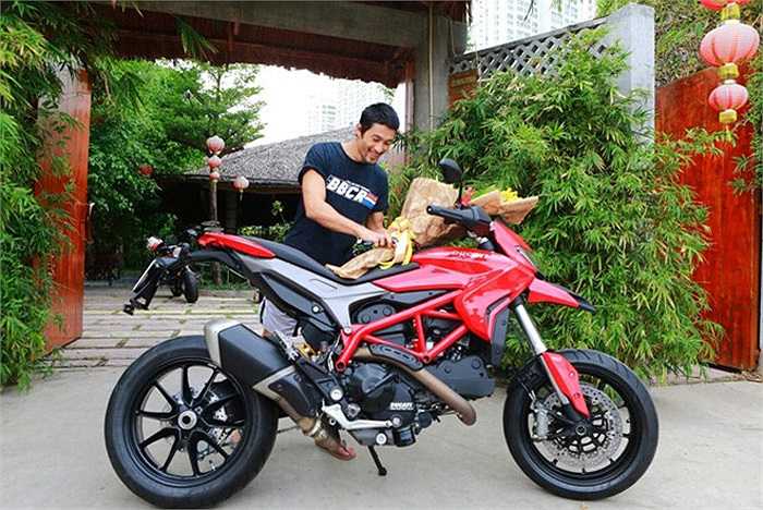Xe sử dụng động cơ Testastretta 11 độ mới thường thấy trên các dòng siêu môtô thể thao, dung tích 821 phân khối cho công suất 110 mã lực tại vòng tua máy 9.250 vòng/phút, mô-men xoắn cực đại 89 Nm tại 7.500 vòng/phút. 