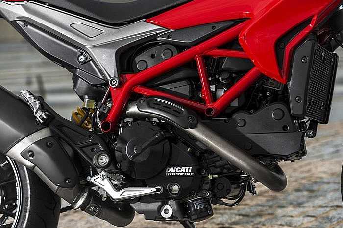 Xe có trọng lượng 198 kg. Chiều cao yên ở mức khá lớn 825mm.