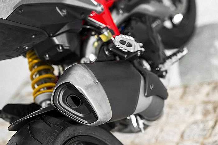Xe được trang bị la-zăng đúc 10 chấu thể thao, lốp xe 17 inch Pirelli Diablo Rosso II, hệ thống chống trượt ABS 9MP.