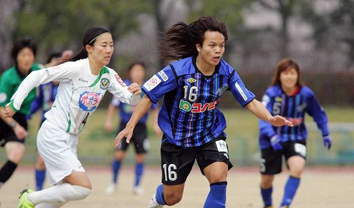 Kanjana Sung-Ngoen là tiền vệ công xuất sắc nhất của bóng đá nữ Thái Lan trong vòng 5 năm đở lại đây. Cô từng thi đấu tại Nhật Bản trong màu áo CLB Speranza cùng với một trụ cột khác của ĐT Thái Lan là Pitsamai Sornsai.