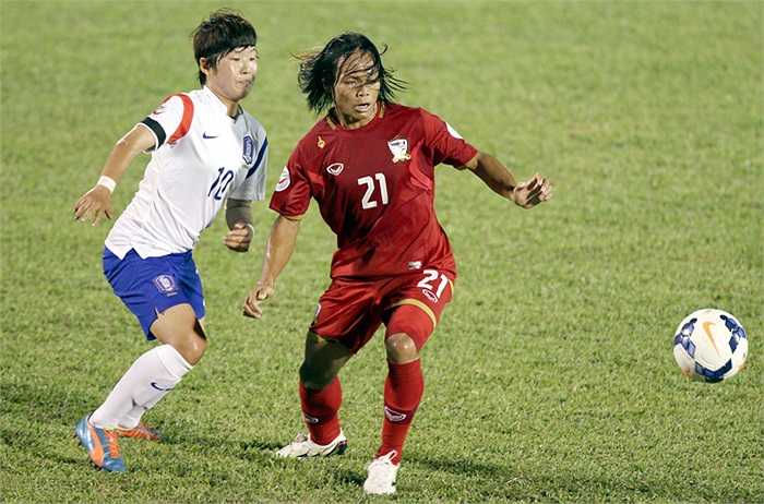 Mới đây nhất ở trận đấu gặp Myanmar, Kanjana Sung-Ngoen đã bị phạm lỗi trong vòng cấm và chính cô sau đó thực hiện thàng công quả phạt đền 11m mở tỷ số trận đấu.