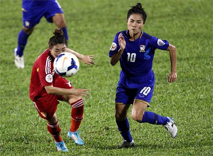 Sunisa mặc áo số 10 nhưng lại là một hậu vệ và chắc chắn, các tiền đạo Việt Nam sẽ gặp phải sự truy cản quyết liệt của cầu thủ này.