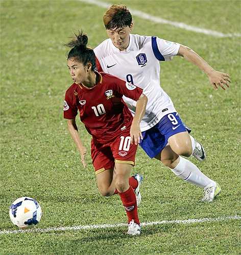 Sunisa cũng từng chơi bóng tại Nhật Bản. Cầu thủ này sở hữu lối chơi mạnh mẽ, không ngại va chạm và cũng có thể phát động tấn công rất tốt.