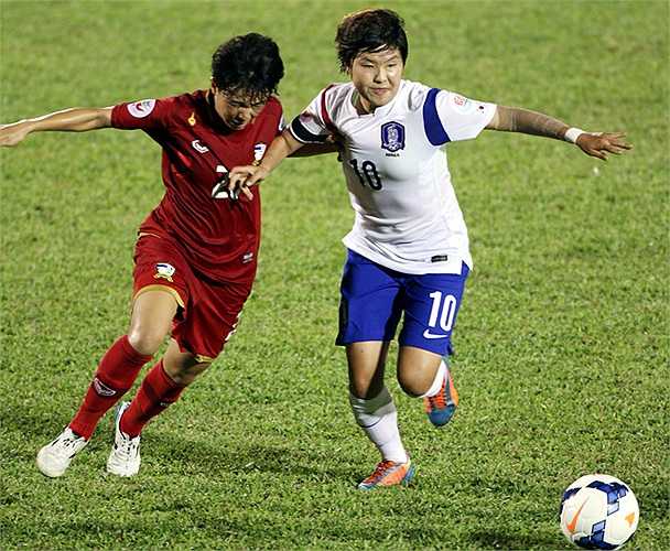 Một cái tên khác mà hàng thủ Việt Nam không thể lơ là, đó là tiền đạo Nisa Romyen.