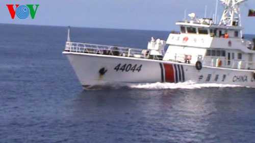 Tàu Hải cảnh 44044 TQ chuyển hướng đâm vào tàu Cảnh sát biển Việt Nam 4033 (trước khi đâm, mũi tàu 44044 TQ còn nguyên vẹn)