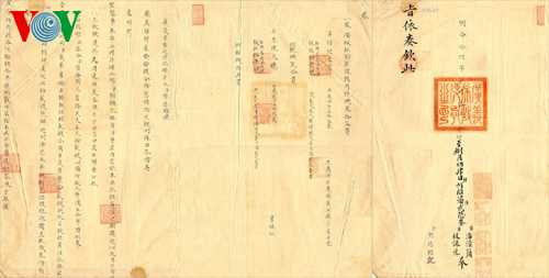 Châu bản ngày 19 tháng 7 năm Minh Mệnh thứ 19 (năm 1838) do quan Bố chính tỉnh Quảng Ngãi trình báo xin miễn thuế khoá cho thuyền lớn tham gia thực hiện công vụ tại Hoàng Sa.