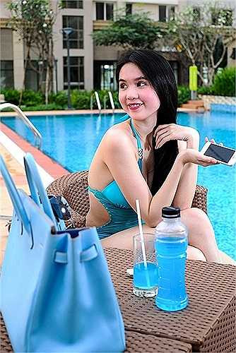 Trong các bức ảnh hậu trường, Ngọc Trinh nhìn mập hơn so với những bộ hình nội y.