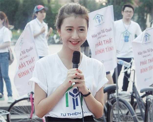 Ngày 19/5, giới trẻ Hà Nội đã cùng nhau đạp xe trong chương trình mang tên Hãy yêu Tổ quốc bằng cách... phải thật bình tĩnh. Chương trình có sự tham gia của bộ đôi hot teen Quỳnh Anh Shyn - Bê Trần, ca sỹ Đinh Mạnh Ninh, Vũ Hạnh Nguyên, Dương Trường Giang, Dương Trần Nghĩa.