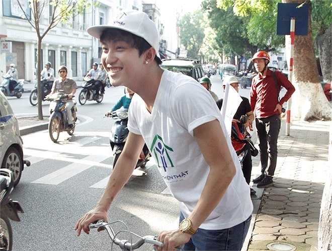 Khoác chiếc áo phông trắng tình nguyện giản dị nhưng Bê Trần và Quỳnh Anh Shyn trông vẫn khá nổi bật.