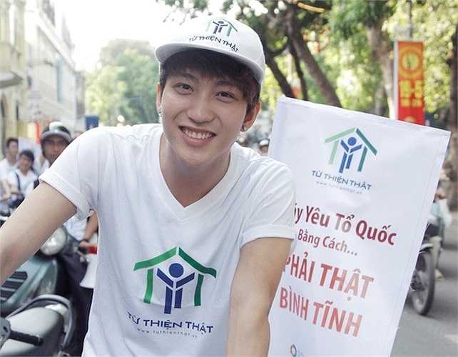 Cả hai đều không giấu được vẻ rạng rỡ khi tham gia một hoạt động ý nghĩa của giới trẻ.