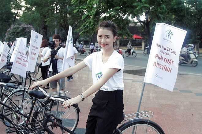 Quỳnh Anh Shyn xinh xắn, kêu gọi mọi người cùng đồng lòng, yêu nước theo cách thật thông minh và bình tĩnh.