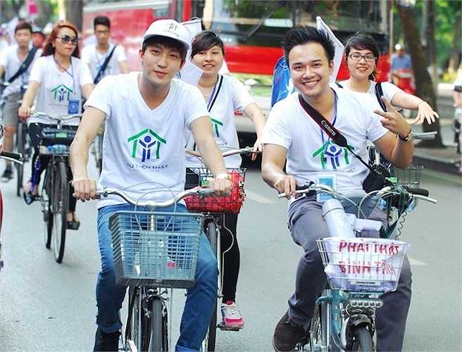 Thành Trung - chủ tịch hội Từ thiện thật (bên phải) cho biết: 'Chương trình được tổ chức vào đúng ngày 19/5 với mong muốn đền đáp lại công ơn của Bác - người đã giúp chúng ta có một cuộc sống hòa bình như hôm nay. Vì vậy, chúng ta - những thế hệ trẻ của VIệt Nam cần phải gìn giữ nó thật tốt trong sự bình tĩnh'.