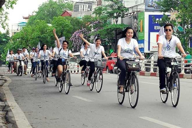 Các bạn trẻ Hà thành đã có một buổi sáng tuyệt vời khi đạp xe qua Hồ Tây, Lăng Bác, tượng đài Lê Nin, hồ Hoàn Kiếm...