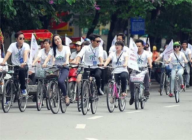 Trong suốt chặng đường đi, mọi người đều hô vang khẩu hiệu của chương trình 'Hãy yêu Tổ quốc bằng cách... phải thật bình tĩnh'. Dự kiến quá trình tình nguyện sẽ được tiếp tục vào chiều nay tại khu phố cổ Hà Nội.