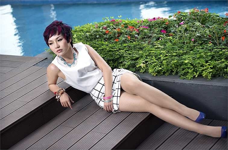 Thái Thùy Linh bất ngờ thực hiện bộ ảnh gợi cảm và hở bạo.