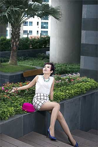 Thái Thùy Linh khoe vẻ xinh đẹp, nữ tính trong bộ ảnh mới.