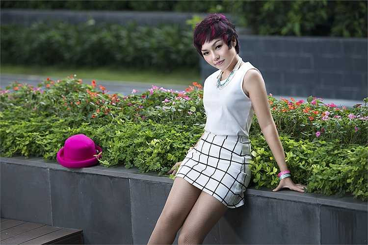 Khác hẳn với hình ảnh cá tính thường ngày, Thái Thùy Linh dịu dàng hơn rất nhiều.