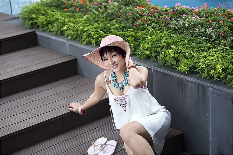 Về chuyện riêng tư, Thái Thuỳ Linh vẫn đang theo đuổi cuộc sống độc thân. Cô nói, nếu tự mình có thể làm tốt các vai trò, kể cả bù đắp tình cảm cho con gái thì không nhất thiết phải vội vàng tìm một người đàn ông, hoặc cố tìm một người để cùng gánh vác.