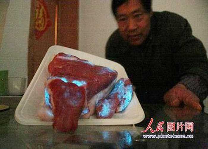 Thịt lợn phát sáng: Thịt lợn Trung Quốc phát ra ánh xanh kỳ quái khi tắt điện bếp. Những người dùng internet gọi đó là thịt lợn 'avatar' và vẫn còn nghi ngờ dù cơ quan giám sát y tế Thượng Hải đã trấn an rằng thịt lợn bị nhiễm khuẩn lân tinh và vẫn an toàn sử dụng khi được nấu chín.
