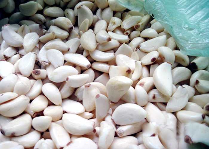 Tỏi: Khoảng 31% số tỏi, tức là 217,5 triệu pound (khoảng 98,6 nghìn tấn), là từ Trung Quốc. Bạn có thể thấy chúng được dán nhãn “sản phẩm hữu cơ” nhưng thực chất không có bên thứ ba nào kiểm tra và chứng nhận những sản phẩm “hữu cơ” ở Trung Quốc. 