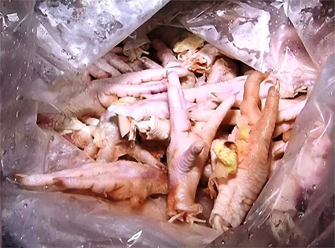 Chân gà thối đông lạnh 40 năm: Việc buôn bán chân gà và các bộ phận khác của động vật nhập khẩu từ nước ngoài diễn ra rất nhộn nhịp ở Trung Quốc bởi những bộ phận này được người Trung Quốc ưa chuộng trong khi đa số người nước ngoài lại xem là đồ bỏ đi.
