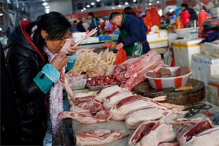 Thịt vịt ngâm nước tiểu: Các cơ quan chức năng đã phát hiện một cơ sở sản xuất ướp thịt vịt với nước tiểu dê hoặc cừu để cho thịt vịt có mùi và hương vị của thịt cừu. Thịt vịt loại này sau đó được bán như thịt cừu cho khách hàng. 