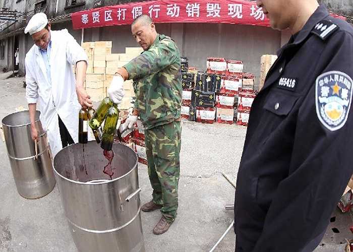 Rượu giả: Các nhà chức trách của cơ quan y tế địa phương nghi ngờ rằng những người sản xuất rượu giả đã trộn cồn công nghiệp vào trong rượu gạo, khi xác nhận 6 người tử vong và 8 người phải nhập viện điều trị khi uống loại rượu có xuất xứ từ Quảng Đông – Trung Quốc.