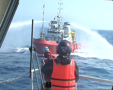 Tường thuật từ giàn khoan: Sức công phá khủng khiếp vòi rồng tàu Trung Quốc