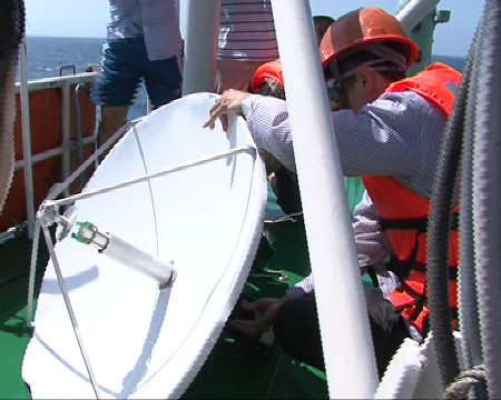 Tường thuật từ giàn khoan: Sức công phá khủng khiếp vòi rồng tàu Trung Quốc