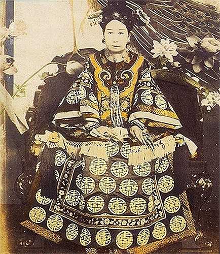 Từ Hy nổi tiếng trong lịch sử phong kiến Trung Quốc là bà hoàng ưa kiểu cách, thích lối sống xa hoa, quyền quý nhưng cũng rất thủ cựu