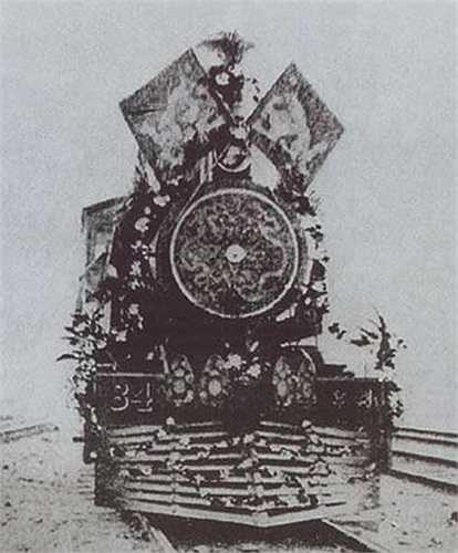 Một lần, Từ Hy thái hậu phải đến Phụng Thiên (nay là tỉnh Thẩm Dương) tế tổ. Vì quãng đường quá xa, bà hoàng buộc lòng phải di chuyển bằng hỏa xa.