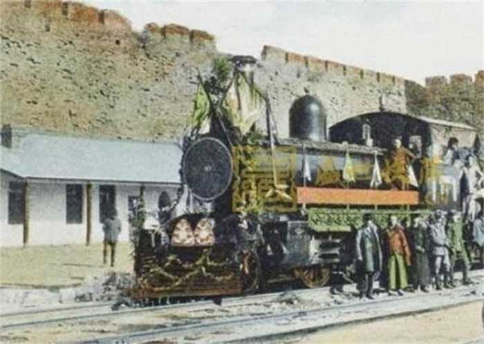 Đoàn tàu dành cho Từ Hy được mua từ nước ngoài với chi phí không hề ít ỏi. Theo trang Huanqiu, đoàn tàu 'ngự dụng' này gồm 16 toa, được sơn màu vàng đặc trưng của hoàng thất. Nếu nhìn từ xa, đoàn tàu tựa như con rồng vàng.