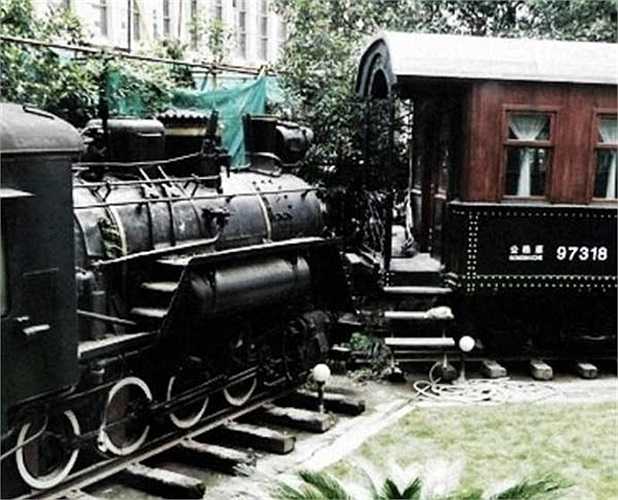 Gian bé kê một chiếc giường gỗ đỏ làm phòng ngủ của bà hoàng. Gian lớn được trải thảm, kê ngai vàng, là nơi Từ Hy triệu kiến quan viên trong đoàn. Đây cũng được xem là một 'triều đình' thu nhỏ trên tàu.