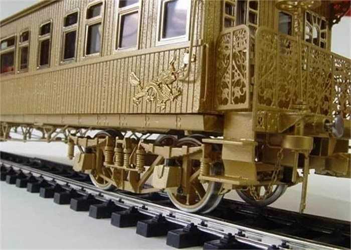 Còn lại 4,5 toa dành cho đám cung nữ, thái giám. Được biết, đoàn tàu mang số hiệu 97318, được chế tạo tại Đức vào năm 1899 và chuyển về Trung Quốc làm phương tiện di chuyển chuyên dùng của Từ Hy