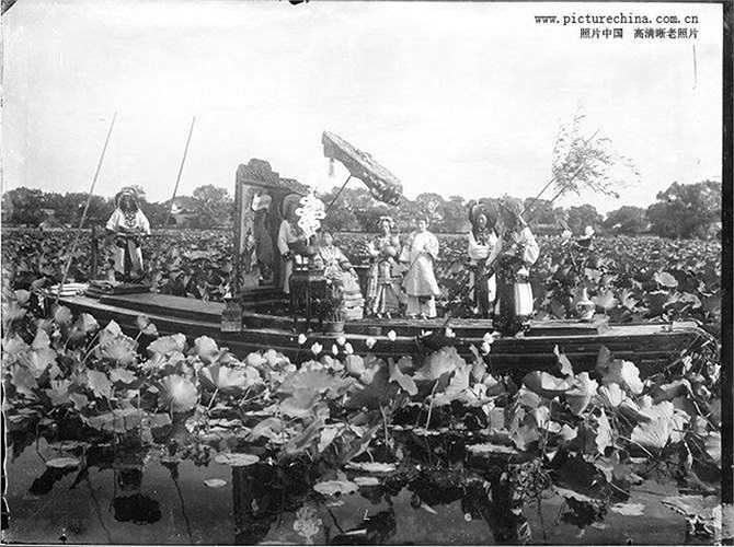 Bên cạnh đoàn tàu 'ngự dụng' như cung điện thu nhỏ, Từ Hy thái hậu có thú du ngoạn tao nhã, không hề giản đơn, 'khiêm tốn'. Trong ảnh chi lại thời điểm Từ Hy thái hậu và đoàn tùy tùng đang dạo du thuyền chơi giữa hồ sen tại Bắc Kinh trong những năm 1903 – 1905. Giai đoạn này, bà hoàng đã ở độ tuổi 'thất thập cổ lai hy'. 