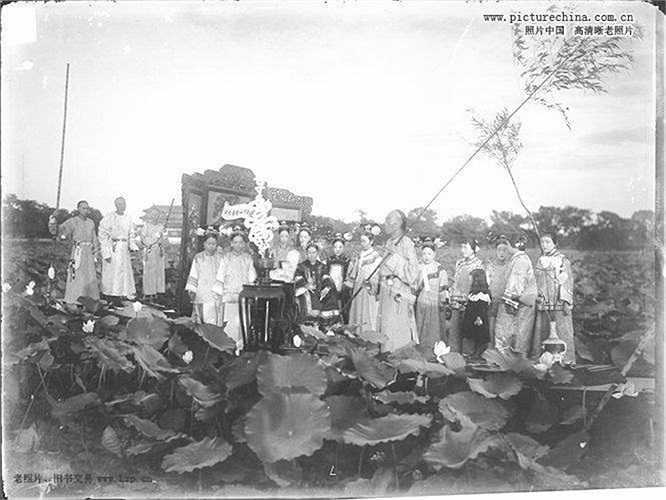 Được biết, chuyện bà hoàng dạo chơi quanh hồ với một đoàn tùy tùng trên du thuyền như thế này là rất thường nhật