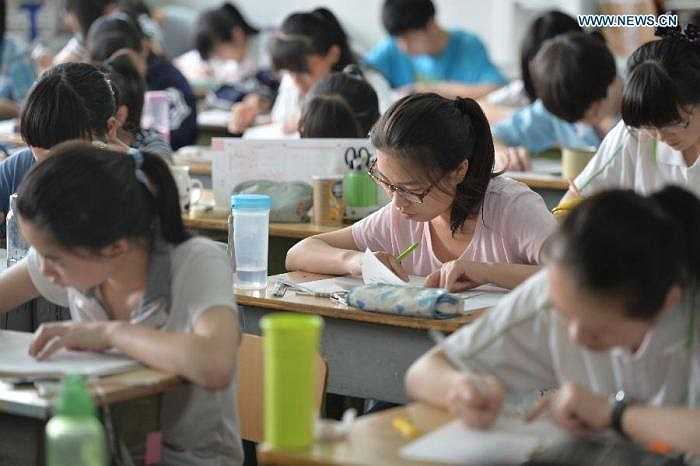 Các nữ sinh tại trường Trung học Hình Đài, tỉnh Hồ Bắc, Trung Quốc đang chăm chỉ học tập, chuẩn bị cho kỳ thi đại học sắp tới.