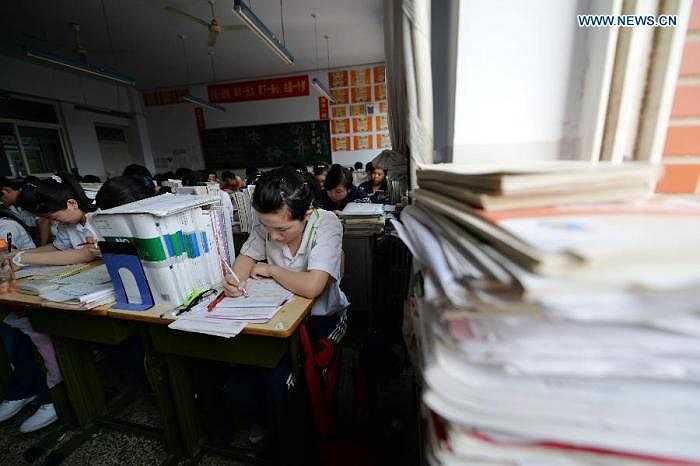 Những hình ảnh được chụp ngày 20/5, tức chỉ còn khoảng nửa tháng nữa là diễn ra kỳ thi đại học tại quốc gia đông dân nhất thế giới này.